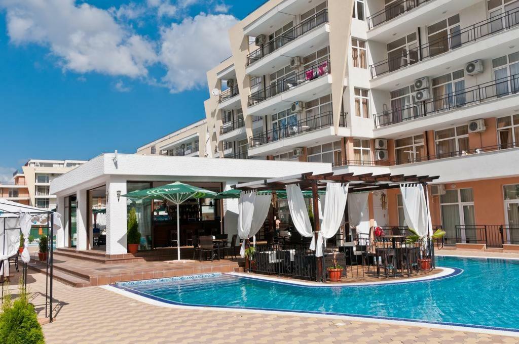 Apartament Grand Kamelia Apartment Pantai Sunny Bagian luar foto